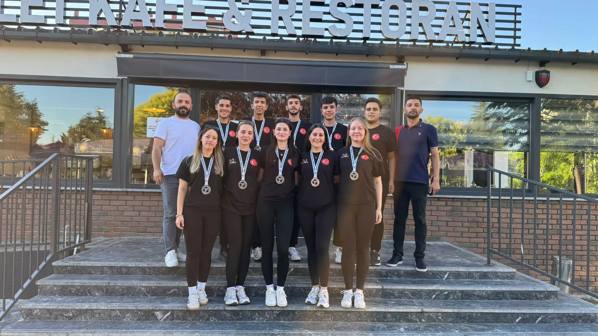 TÜRKİYE ŞAMPİYONU DORA SPOR KULÜBÜ’NDEN BAŞKAN GENCAN’A ZİYARET galeri görseli